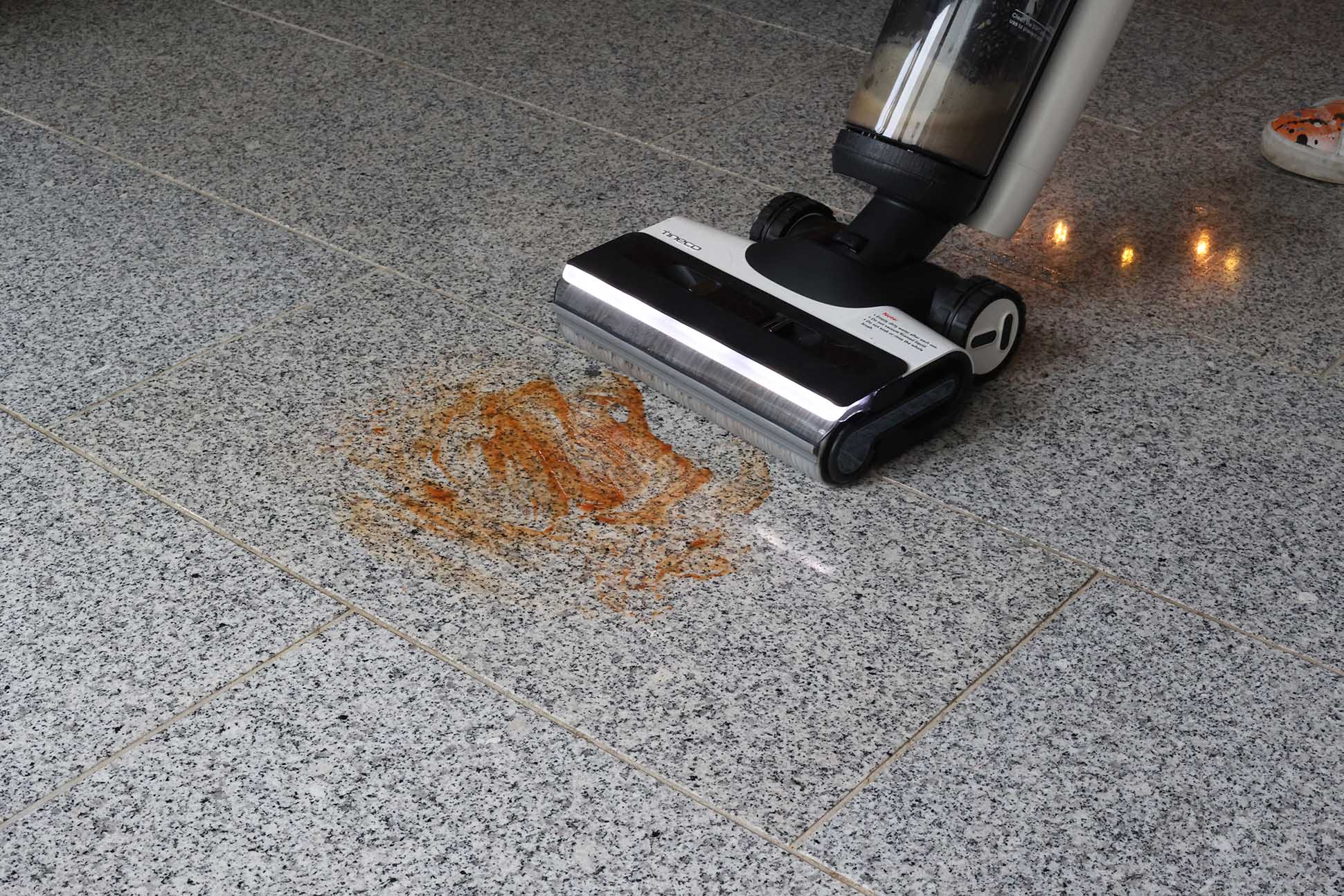 Saugwischen des eingetrockneten Ketchupflecks